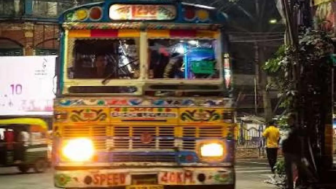 Kolkata Accident Two died in Tragic Accident near Khanna Crossing
