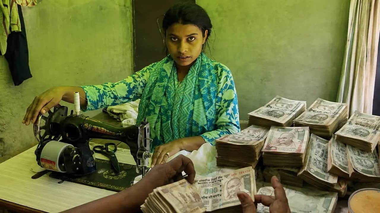 Tax Notice to a Poor Family: Unnaos Daily wage workers daughter breaks down after the IT department sends a 20 crore tax evasion notice