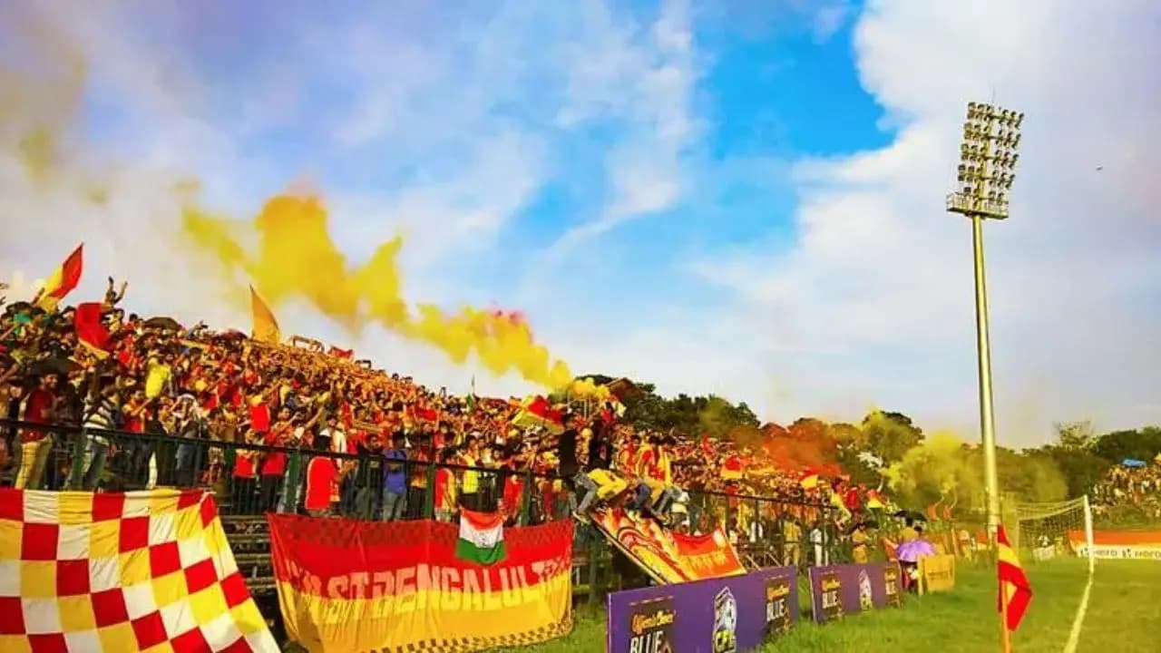 আইএসএলে দুর্দান্ত পারফরম্যান্সের পরে বেতন বাড়ানোর দাবি অস্বাভাবিক কিছু নয়। কিন্তু আকাশছোঁয়া দাবি পূরণ করতে অপারগ হওয়ায় তারকা ফুটবলার ইস্টবেঙ্গল ছেড়ে গেলন অন্যত্র।