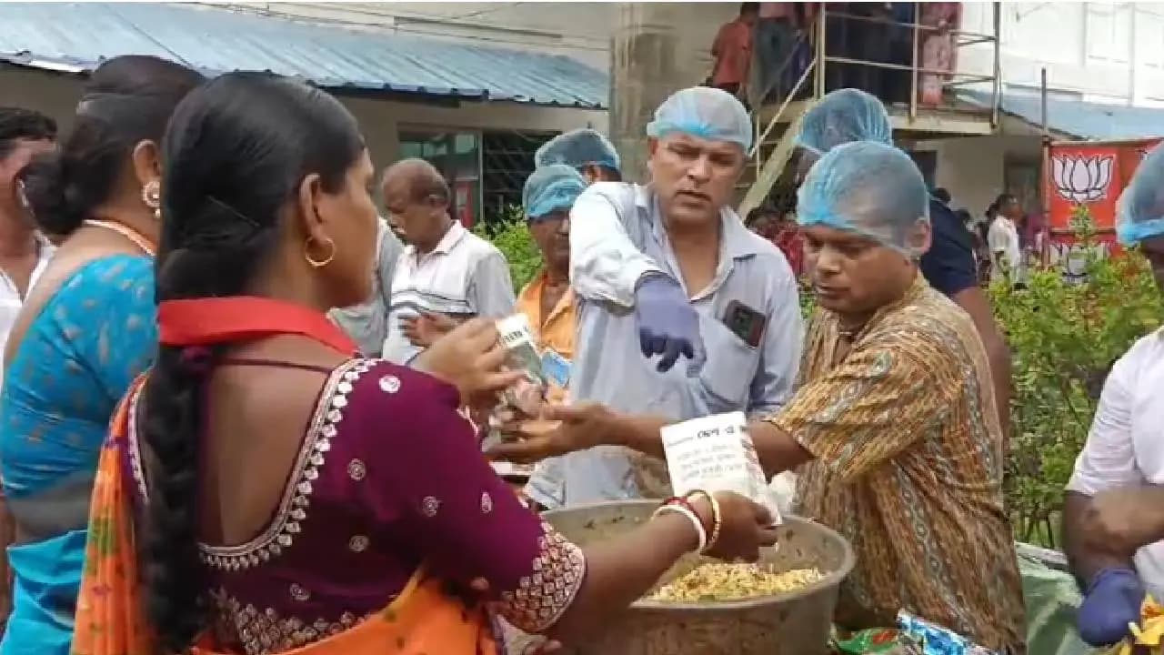 Railway Hawkers Union Arranges Jhalmuri for 3000 Workers amid Suvendu Adhikari Organisational Meeting in Mecheda