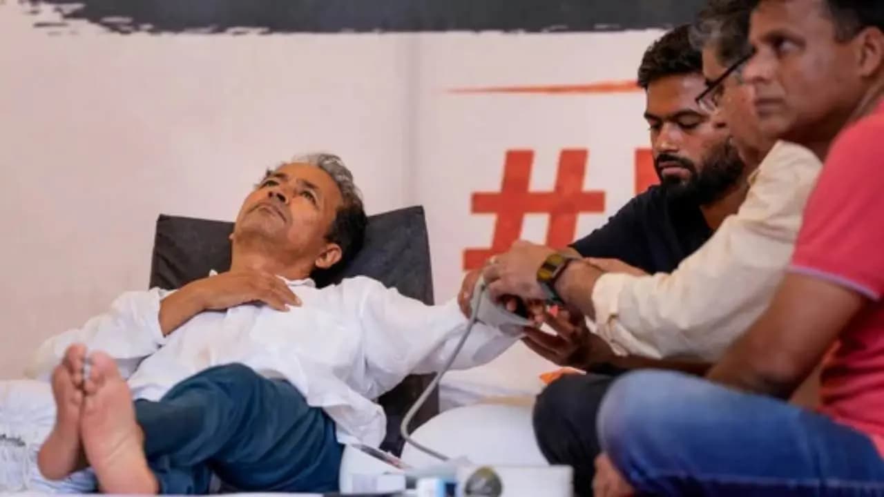 Uddhavs appeal to Congress on Wangchuk hunger strike at Cockroach Party protest