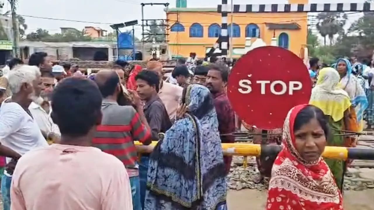 Murshidabad train-school van Accident big update sources claimbed indian railways annouce financial aid