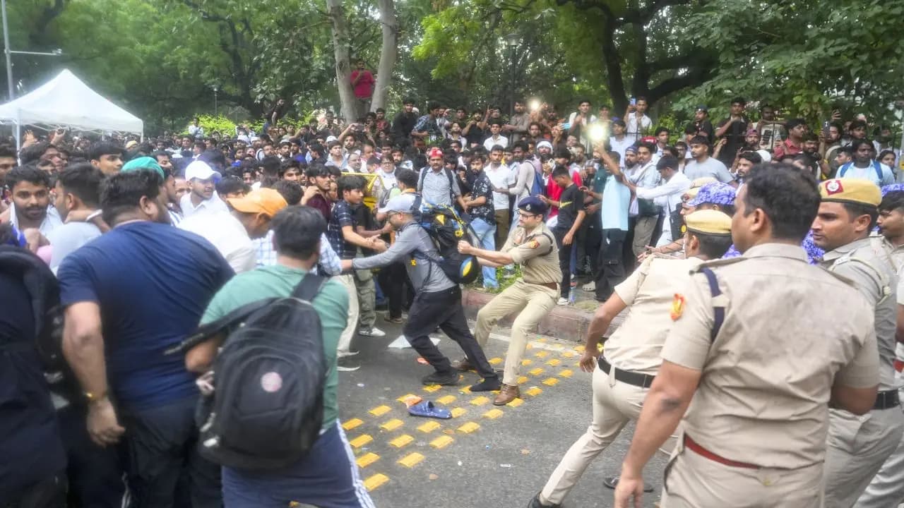 CJP Parliament March 2026: Chaos erupts during CJPs rally in Delhi police lathicharge protesters to disperse the march