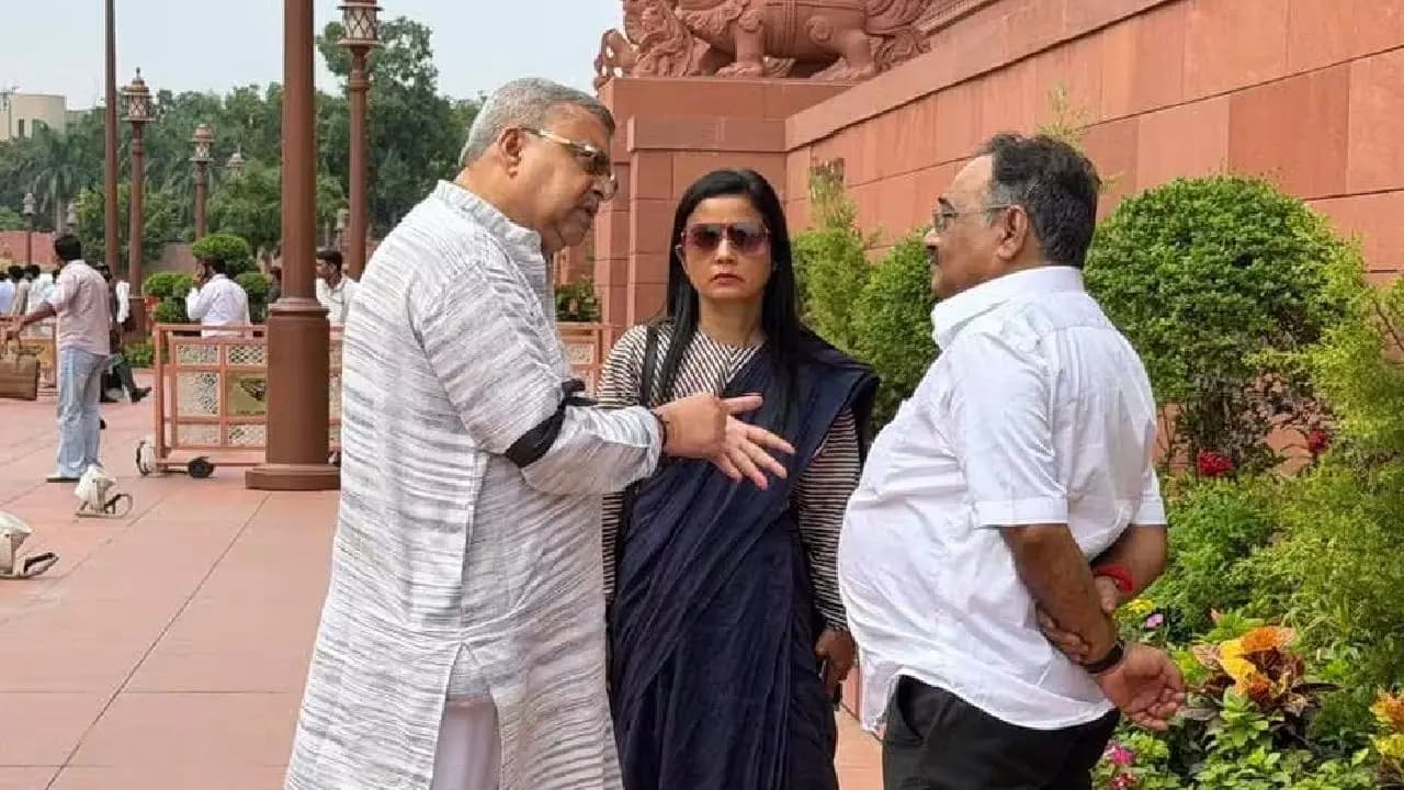 Kalyan Banerjee samik bhattachaya Mahua Moitra in one frame spark controversy