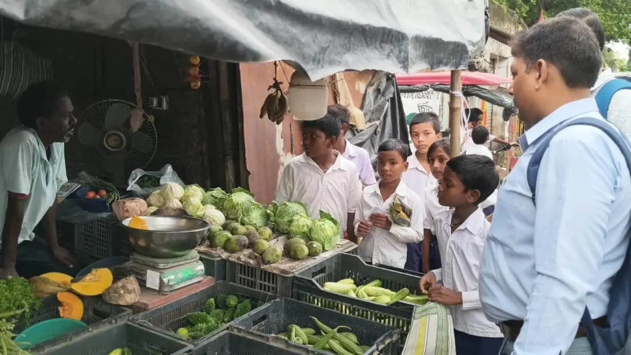 A math class beyond the pages of a book! Young students learned calculations hands-on by visiting the market