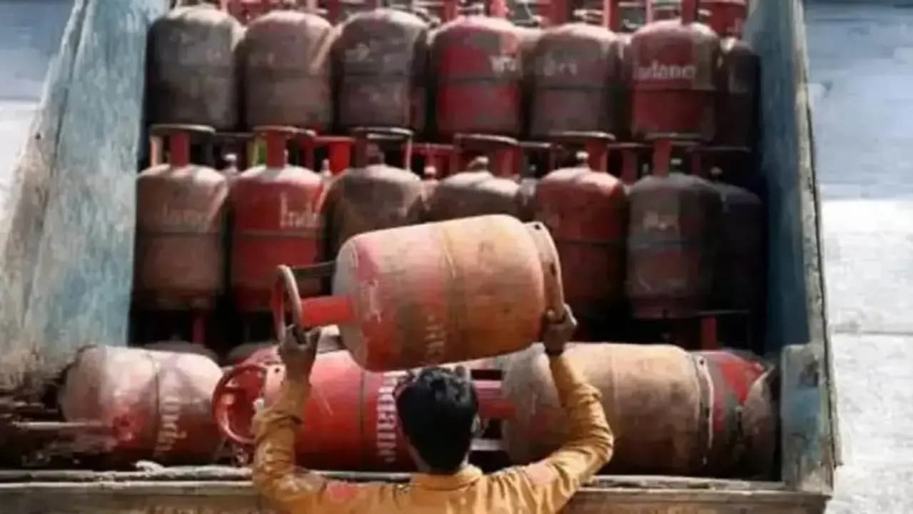 LPG Price July 28: Domestic and Commercial Cylinder Rates in Kolkata, Delhi, Mumbai, Chennai