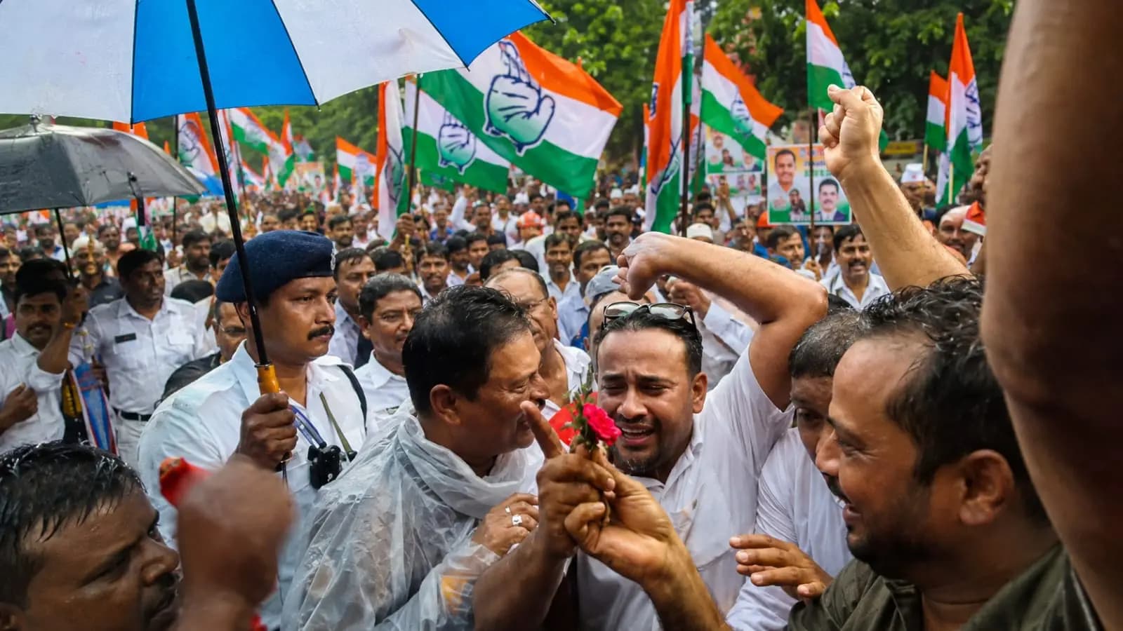 congress lalbazar abhijan in west bengal gifted rose to police officials is a new type of protest