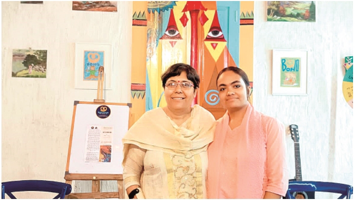 Painting Exhibition: ‌এভাবেও ঘুরে দাঁড়ানো যায়! চার চার বার ব্রেন স্ট্রোকে আক্রান্ত হয়ে ডান দিকটা অসাড় হয়ে যায় সুদেষ্ণার। ফিজিওথেরাপি করে পা’‌টা সচল হলেও, ডান হাত এখনও অসাড়। অবশ্য এতেও দমে যাননি তিনি। বাঁ হাতেই ছবি আঁকা অভ্যাস করে ছবির একটা প্রদর্শনীয় করে ফেললেন মধ্যবয়সি সুদেষ্ণা। প্রদর্শনী অবশ্য একক নয়, সঙ্গে ছিল ওঁর কিশোরী মেয়ে সম্পূর্ণারও কিছু ছবি। দক্ষিণ কলকাতার আনোয়ারশা রোডে বোহো ট্রাঙ্ক ক্যাফে নামে একটি ক্যাফেতে গত ১০ জুন থেকে ৯ জুলাই হয়ে গেল সুদেষ্ণা ও ওঁর মেয়ে সম্পূর্ণার ছবির প্রদর্শনী। আর উল্লেখযোগ্য হল এই যে, ওঁদের টাঙানো ছবির প্রায় ৮০ ভাগই বিক্রি হয়ে গেছে। 