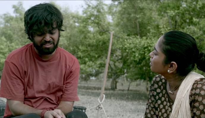 Bengali Fim Doaansh Review: আমরা যে সুন্দরবনকে দেখে এতদিন ধরে অভ্যস্ত হয়েছি, তাঁকে নাড়িয়ে দিয়েছেন পরিচালক। পর্যটকের দৃষ্টি থেকে সরিয়ে এনেছেন এক নির্দিষ্ট অবস্থানে। সেখানে দাঁড়িয়ে আদুল গায়ে দেখা যায়, জলে কুমির-ডাঙায় বাঘের জীবনকে। 