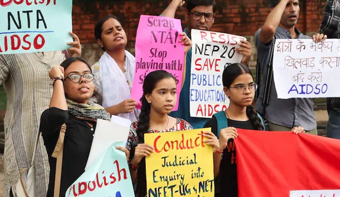 NEET Paper Leak:  বুধবারের মধ্যে নিট-কাণ্ডে হলফনামা জমা দিতে বলেছিল সর্বোচ্চ আদালত। কেন্দ্র এবং এনটিএ-এর বক্তব্য জানা গিয়েছে ইতিমধ্যে। এবার জানা গেল কেন্দ্রীয় তদন্তকারী সংস্থা সিবিআই-এর পর্যবেক্ষণ। সূত্রের খবর, সিবিআই জানিয়েছে, নিট-এ প্রশ্ন ফাঁস হয়েছে স্থানীয়ভাবে। সমাজমাধ্যমে নয়। বৃহস্পতিবার সিবিআই সুপ্রিমকোর্টে মুখবন্ধ খামে রিপোর্ট জমা দিয়েছে। সূত্রের খবর, সিবিআই-এর পর্যবেক্ষণ, বিহারের একটি কেন্দ্রেই নিট-এর প্রশ্ন ফাঁস হয়েছিল এবং সেটি সেখানেই সীমাবদ্ধ ছিল।