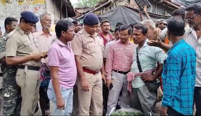 কাঁচা আনাজ নিয়ে অসাধু ব্যবসায়ীদের দৌরাত্ম্য রুখতে তৎপর প্রশাসন। প্রশাসনের তরফে প্রত্যেক বাজারে শুরু হয়েছে অভিযান। অতিরিক্ত লাভ করা যাবে না, সাবধান করে দেওয়া হলো ফড়েদের।