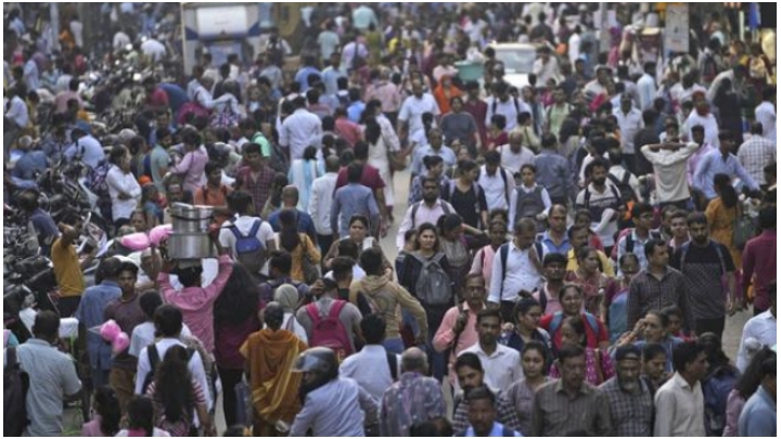 India's population : চিনকে কবেই পিছনে ফেলেছে ভারত। রাষ্ট্রপুঞ্জের পরিসংখ্যান বলছে, শুধু এই কয়েকবছর নয়, শতাব্দীর শেষেও জনসংখ্যার নিরিখে শীর্ষ স্থানেই থাকবে ভারত।