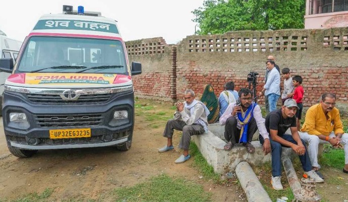 এক সপ্তাহের বেশি সময় অতিক্রান্ত। উত্তর প্রদেশের হাথরাসের পদপিষ্টর ঘটনা এখনও টাটকা সকলের মনে। নারায়ণ সকার হরি ওরফে ভোলে বাবার অনুষ্ঠানে যোগ দিতে গিয়ে পদপিষ্ট হয়ে মারা গিয়েছেন ১২১ জন মানুষ। 