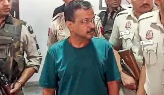 Arvind Kejriwal's Weight Loss:  দিল্লি আবগারি দুর্নীতিতে ইডির মামলায় জামিন পেয়েছেন অরবিন্দ কেজরিওয়াল। তবে এখনও রয়েছে সিবিআই-এর মামলা। তাই জামিন হলেও জেলমুক্তি হয়নি দিল্লির মুখ্যমন্ত্রীর। আর এই অবস্থায় ফের চর্চায় তাঁর স্বাস্থ্য। কেজরির গ্রেপ্তারির কয়েকদিন পর থেকেই আপ বারবার সরব হয়েছে একাধিক ইস্যুতে। তারমধ্যে অন্যতম, জেলে ঠিকমতো খেয়াল রাখা হচ্ছে না দিল্লির মুখ্যমন্ত্রীর। রক্তে সুগারের মাত্রা বাড়ছে। দিনে দিনে কমছে ওজন। যদিও আপ-এর দাবির পাল্টা ব্যাখ্যা দিল তিহাড় কর্তৃপক্ষ। জানাল, ভুল ব্যাখ্যা হচ্ছে।দেওয়া হচ্ছে ভুল তথ্য। একই সঙ্গে জানানো হল, কেজরির ক্রমাগত ওজন হ্রাসের সম্ভাব্য কারণ। 