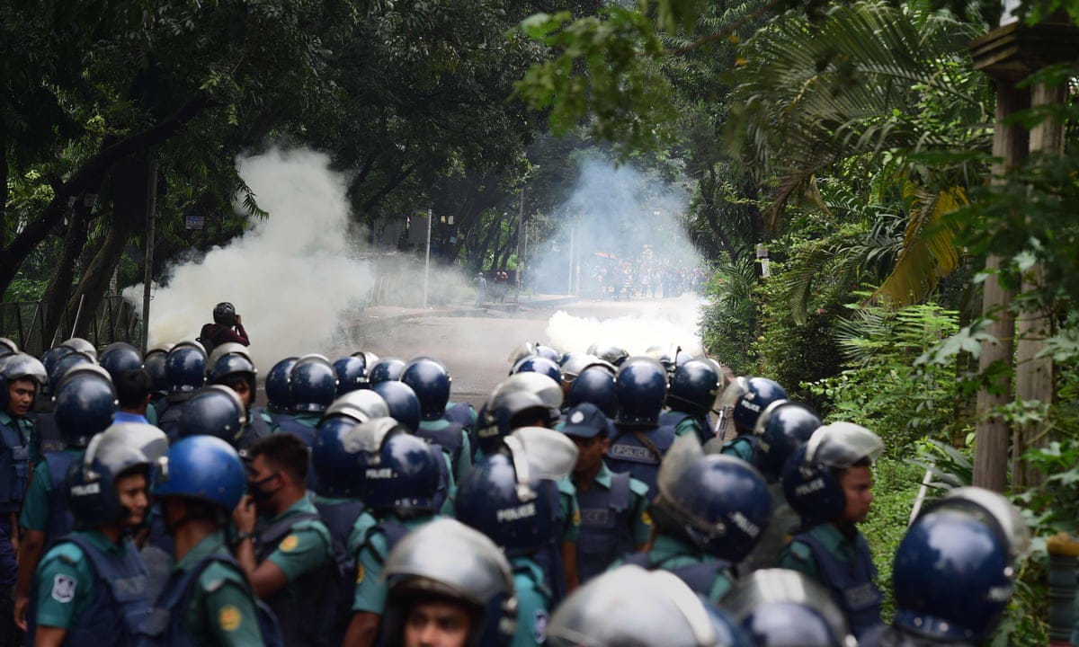 Bangladesh Protests:  কোটা বিরোধী আন্দোলনে গত কয়েকদিন ধরে উত্তাল বাংলাদেশ। পরিস্থিতি ক্রমেই খারাপ হয়েছে বুধ এবং বৃহস্পতিবার। বৃহস্পতিবার রাতে জানা গিয়েছিল, সংঘর্ষে প্রাণ হারিয়েছেন ১৯ জন। শেষ রাতে জানা যায়, মৃতের সংখ্যা বেড়ে দাঁড়িয়েছে ২৫-এ। গুলিবিদ্ধ-আহত হয়ে হাসপাতালে ভর্তি বহু মানুষ। শুক্রবার সকালে অসমর্থিত সূত্র মারফত জানা গিয়েছে, সে দেশে নিহতের সংখ্যা ছাড়িয়েছে ৩০। 