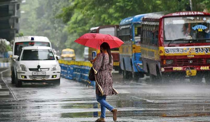 Weather Update: হাওয়া অফিস আগেই জানিয়েছিল, সপ্তাহের মাঝের দিনগুলিতে বৃষ্টির পরিমাণ কিছু কম থাকলেও, সপ্তাহান্তে বাড়বে বৃষ্টি। হাওয়া অফিস জানাল, মধ্য বঙ্গোপসাগরে নিম্নচাপ তৈরি হয়েছে । বঙ্গোপসাগরের এই নিম্নচাপ উত্তর-পশ্চিম ও পশ্চিম মধ্য বঙ্গোপসাগর এলাকায় অবস্থান করছে। 