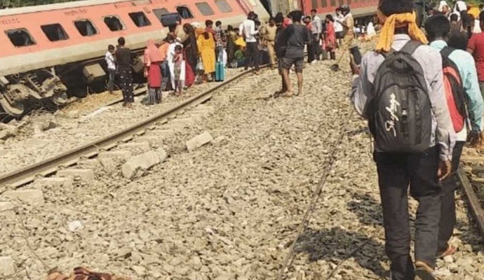 উত্তরপ্রদেশের গোন্ডায় রেল দুর্ঘটনায় উদ্ধারকাজ শেষ। বৃহস্পতিবার চন্ডীগড়-ডিব্রুগড় ট্রেন দুর্ঘটনায় ৪ জন যাত্রীর মৃত্যু ঘটে। আহতের সংখ্যা ৩০। শুক্রবার একটি স্পেশাল ট্রেন ৬০০ জন যাত্রীকে নিয়ে অসম থেকে ছাড়ে।