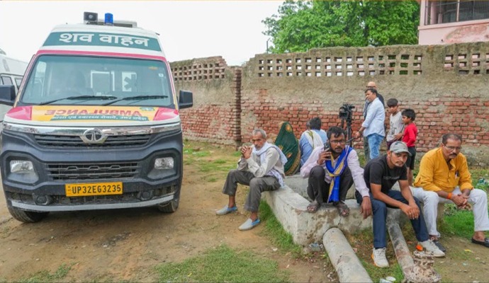 হাথরাসের ঘটনার স্মৃতি এখন তাজা। পদপিষ্ট হয়ে ইতিমধ্যেই মারা গিয়েছেন ১২১ জন। এবার বিষয়টি নিয়ে সকলকে সতর্কবার্তা দিলেন উত্তরপ্রদেশের রাজ্যপাল আনন্দীবেন প্যাটেল