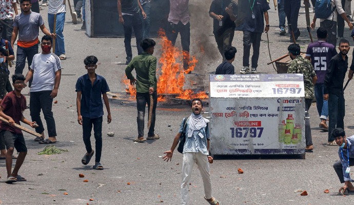 Bangladesh Protest:  উত্তপ্ত বাংলাদেশ গপ্ত কয়েকঘন্টায় একপ্রকার বিচ্ছিন্ন গোটা বিশ্ব থেকে। টিভি সম্প্রচার বন্ধ ছিল, বন্ধ ইন্টারনেট পরিষেবা। এর মাঝেই জানা গেল, পরিস্থিতি নিয়ন্ত্রণে ঢাকায় মিছিল-বিক্ষোভে নিষেধাজ্ঞা জারি করেছে সে দেশের সরকার। একই সঙ্গে সূত্রের খবর, পরবর্তী নির্দেশ পর্যন্ত বাংলাদেশে বন্ধ থাকবে ট্রেন চলাচল।