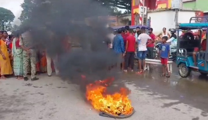 Malda Protest: বৃহস্পতিবারের পর শুক্রবার। ফের অশান্ত মালদা। বাবা-মা'র অনুপস্থিতিতে এবার ঘরে ঢুকে খুন করা হল অষ্টম শ্রেণির এক ছাত্রীকে। ঘটনার জেরে উত্তপ্ত মালদার হবিবপুর। রাস্তায় টায়ার জ্বালিয়ে বিক্ষোভ দেখান মৃতার পরিজন ও গ্রামবাসীরা। 