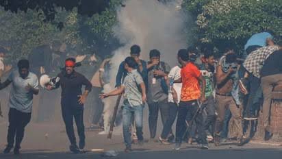 Bangladesh Protests: বৃহস্পতিবার সকালের পরিসংখ্যান অনুযায়ী, বাংলাদেশে সরকারি চাকরিতে কোটা সংস্কারের দাবিতে নেমে মৃত্যু হয়েছিল ১১জন বিক্ষোভকারীর। শুক্রবার, যখন এই প্রতিবেদন লেখা হচ্ছে, সর্বভারতীয় সংবাদ সংস্থার মতে, তখনও পর্যন্ত প্রাণ হারিয়েছেন অন্তত ৫০ জন। মৃত্যুর সঙ্গে লড়ছেন আরও বহু। 