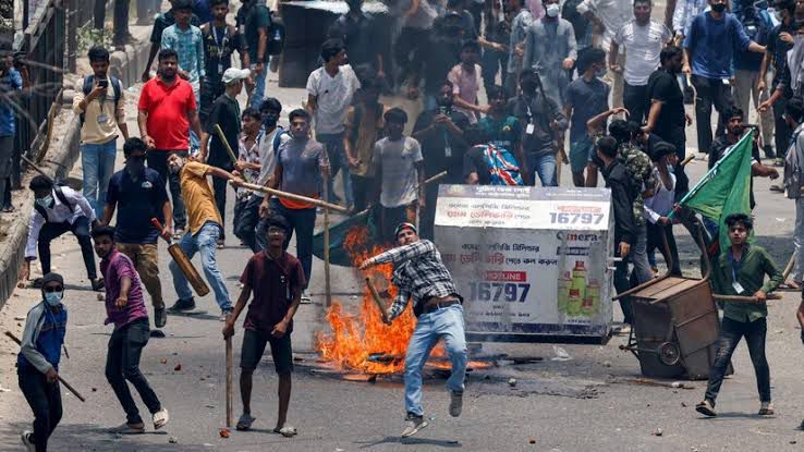 Bangladesh Protests: প্রতি মুহূর্তে বদলে যাচ্ছে পরিস্থিতি। সময় পেরোনোর সঙ্গে সঙ্গে অন্য আকার ধারণ করছে অশান্তি। গত কয়েকদিনে ছাত্র আন্দোলন, বিক্ষোভ, সংঘর্ষ, পাল্টা সংঘর্ষে দেশ জুড়ে অগ্নিগর্ভ অবস্থা। সে দেশের স্কুল, কলেজ, ট্রেন এমনকি ইন্টারনেট পরিষেবা বন্ধ।