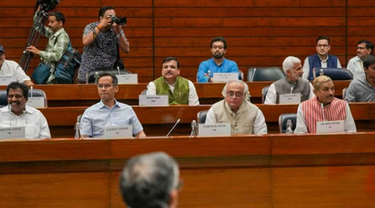 All-Party Meet: বাজেট অধিবেশনের আগে, অন্যান্য বারের মতো, এবারেও সর্বদলীয় বৈঠক বসেছিল। আর তাতেও একযোগে সরকারকে বিঁধল বিরোধীরা।