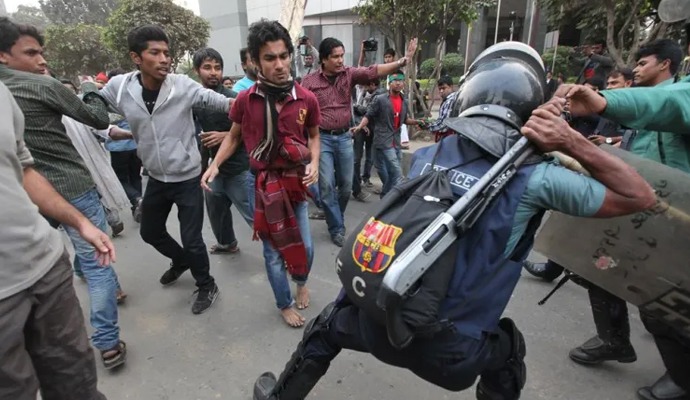 Bangladesh Protests: রবিবার বাংলাদেশের সুপ্রিম কোর্ট সরকারি চাকরিতে কোটায় আমূল সংস্কারের কথা জানিয়েছে। তাতে ৫৬ শতাংশ সংরক্ষণ, ৩০ শতাংশ মুক্তিযোদ্ধাদের পরিবারের জন্য সংরক্ষণ থাকছে না আর। পরিবর্তে দেশে ৯৩ শতাংশ নিয়োগ হবে মেধার ভিত্তিতে। যে দাবি সেখানকার পড়ুয়ারা বারবার তুলেছিলেন। বাকি ৭ শতাংশের মধ্যে ৫ শতাংশ কোটা বরাদ্দ থাকবে মুক্তিযোদ্ধাদের পরিবারের জন্য।