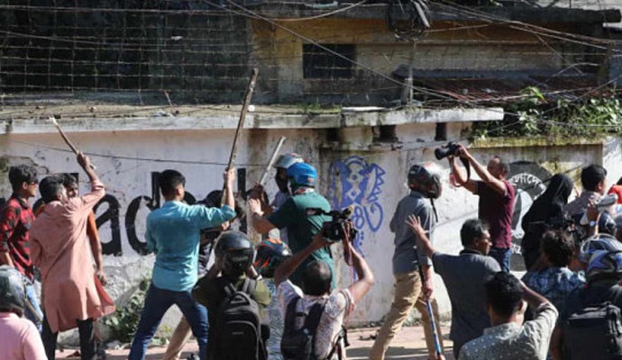 Bangladesh Protests: অগ্নিগর্ভ পরিস্থিতি সামাল দিতে সে দেশের সরকার কড়া ব্যবস্থা গ্রহণ করেছে। শুক্রবার মধ্যরাত থেকে দেশজুড়ে জারি কারফিউ। রবি এবং সোমবার সে দেশের সাধারণ ছুটি ঘোষণা করা হয়েছিল। একই সঙ্গে জারি রয়েছে বিক্ষোভকারীদের গ্রেপ্তারি। দেশজুড়ে বন্ধ ইন্টারনেট পরিষেবা। নজর ছিল, পরিস্থিতি বিচারে পরবর্তী পদক্ষেপ কী হয় বাংলাদেশ সরকারের।