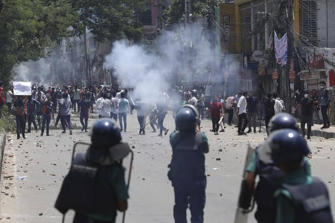 Bangladesh Protests: টানা কয়েকদিনের অচলাবস্থা কাটিয়ে মঙ্গলবার রাত থেকেই সীমিত আকারে ইন্টারনেট পরিষেবা চালু করা হবে বলে জানিয়েছেন বাংলাদেশের তথ্য ও যোগাযোগ প্রযুক্তি প্রতিমন্ত্রী জুনাইদ আহমেদ পালক। বাংলাদেশের সংবাদ সংস্থা সূত্রে খবর তেমনটাই। মঙ্গলবার বিকেলে সংবাদ সম্মেলনে জানিয়েছেন, প্রাথমিক পর্যায়ে পরীক্ষামূলকভাবে কেবল ব্রডব্যান্ড ইন্টারনেট পরিষেবা চালু হবে। সেটাও সর্বত্র নয়। 