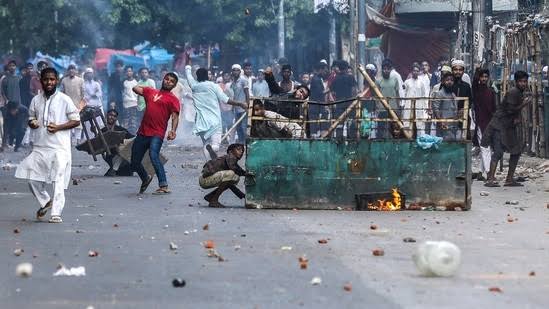 Bangladesh Protests: উত্তাল বাংলাদেশের পরিস্থিতি এখন কিছুটা শান্ত। গত ৫ দিন টানা দেশ জুড়ে বন্ধ ছিল ইন্টারনেট পরিষেবা। মঙ্গলবার রাত থেকে দুটি জায়গায় ব্রডব্যান্ড ইন্টারনেট পরিষেবা শুরু হয়েছে। কিছুটা শিথিল হলেও এখনও সে দেশে বহাল কারফিউ।