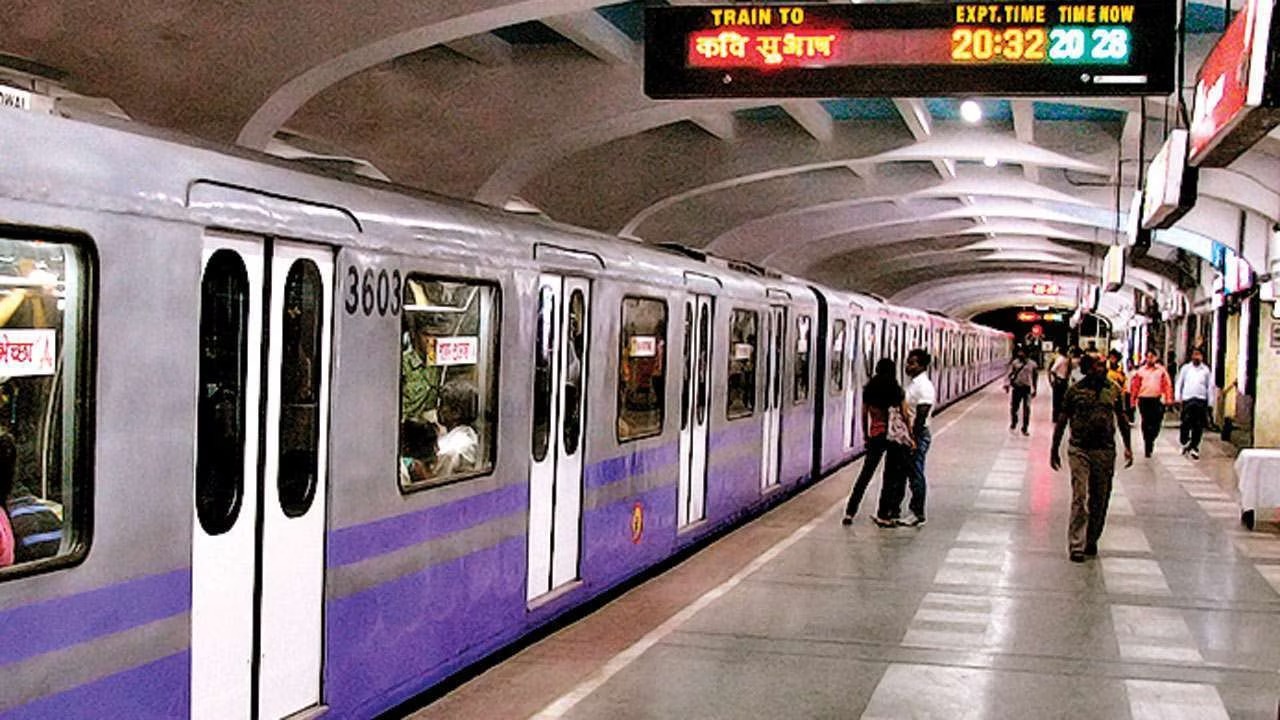 Kolkata Metro: বুধবার রাতে কালীঘাট মেট্রো স্টেশনে আচমকা এক ব্যক্তি ঝাঁপ দেন বলে মেট্রো সূত্রের খবর।    জানা গিয়েছে, রাত নয়টা ১৩ মিনিট নাগাদ এক ব্যক্তি মেট্রো স্টেশনে ঝাঁপ দিয়ে আত্মহত্যার চেষ্টা করেন। 