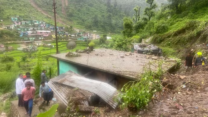 উত্তরাখণ্ডের তেহরি জেলায় মর্মান্তিক দুর্ঘটনা। ভারী বৃষ্টির জেরে ভেঙে পড়ল বাড়ির দেওয়াল।