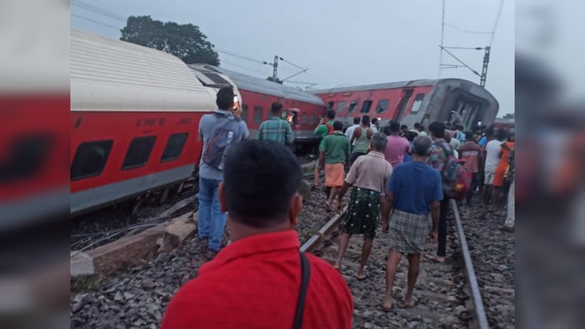 Howrah-Mumbai Mail Derail:ট্রেন রওনা দিয়েছিল হাওড়া স্টেশন থেকে। গন্তব্য ছিল মুম্বই। তবে মাঝরাস্তায় বিপত্তি। রাতের অন্ধকারে একসঙ্গে অন্তত ১৮টি কামরা লাইনচ্যুত। শেষ পাওয়া খবর অনুযায়ী, আহত হয়েছেন অন্তত ৬ জন যাত্রী। 