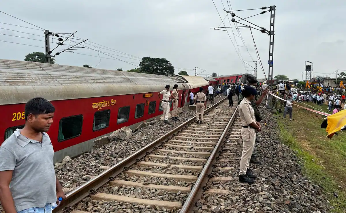 Howrah-Mumbai Mail Derail:  মঙ্গলবার রাত ৩টা ৪৫ নাগাদ। বিভীষিকার রাত। দুঃস্বপ্নের রাত। ঝড়খণ্ডের কাছে হাওড়া-মুম্বই রেল দুর্ঘটনায় বাড়ছে হতাহতের সংখ্যা। প্রাথমিক ভাবে জানা গিয়েছিল ভোর রাতে অন্তত ১৮টি কামরা লাইনচ্যুত হয়েছে, আহত ৬। তবে সময় গড়াতেই জানা গেল, দুর্ঘটনায় আহত অন্তত ২০, মৃত ২। 