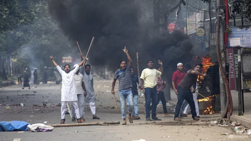 Bangladesh Protests: উত্তাল বাংলাদেশ। গত কয়েকদিনে আন্দোলন-বিক্ষোভ-গুলি-মৃত্যু মিছিলে থমকে ওপার বাংলা। পরিস্থিতি নিয়ন্ত্রণে সরকার জারি করেছিল কারফিউ, বন্ধ ছিল ইন্টারনেট পরিষেবা। এই মুহূর্তে বিক্ষোভের আঁচ কিছুটা কমলেও ছাত্রদের একটা অংশ এখনও অনড় আন্দোলনে। আর এই পরিস্থিতিতে দাঁড়িয়ে বড় সিদ্ধান্ত বাংলাদেশ সরকারের। ওয়াকিবহাল মহলের মতে, প্রধানমন্ত্রী কঠোর সিদ্ধান্ত নিয়ে সময় নিলেন না বেশি।