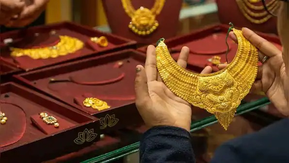 Gold Price In kolkata:   মাসের একেবারে শেষে এসে যদি কেউ সোনা কেনার পরিকল্পনা করছেন, তাঁদের বাজারে যাওয়ার আগে সোনার বাজারদর একটু জেনেই যাওয়া ভাল। জুলাইয়ের ৩০ তারিখ, অর্থাৎ আজ ১০ গ্রাম সোনার দাম প্রায় ৭০ হাজার টাকা। ২৪ ক্যারেটের ১০ গ্রাম বিশুদ্ধ সোনার দাম ৬৯ হাজার ১৭০টাকা। পছন্দের ডিজাইনে গয়না গড়ানোর কথা ভাবছেন? মঙ্গলবার ২২ ক্যারেটের ১০ গ্রাম সোনার বাজারদর ৬৩ হাজার ৪১০টাকা। 