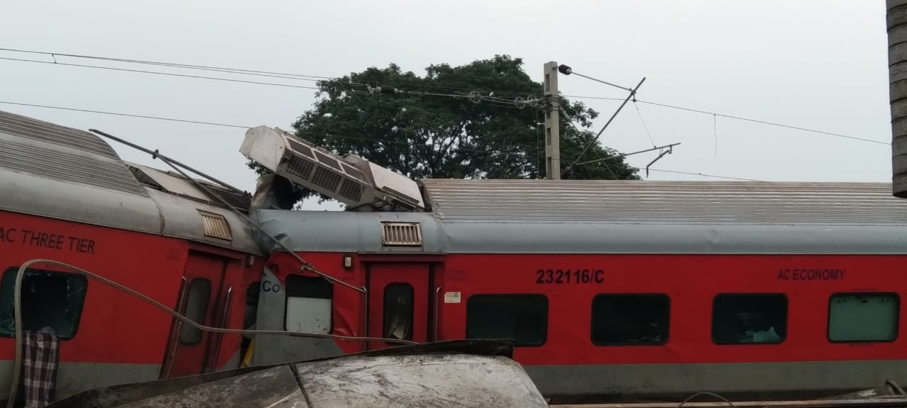 Howrah-Mumbai Mail Derail: হালদার দম্পতির বাড়ি হুগলির বলাগড়ের খামারগাছি মুক্তকেশি তলায়। অঞ্জনা হালদার চন্দননগর কমিশনারেটে কর্মরত। চিকিৎসার জন্য তাঁরা মুম্বই যাচ্ছিলেন। ট্রেন দূর্ঘটনার খবরে উদ্বিগ্ন হয়ে পড়েন যাত্রীদের পরিবার। শ্যামাপ্রসাদের দাদা রামপ্রসাদ হালদার জানান, দূর্ঘটনা পর তাঁকে ফোন করে খবর দেন ভাই। ভয়ে-আতঙ্কিত হয়ে পড়েন তাঁরা। ফোনে অভিজ্ঞতা জানালেন ভয়ের ভোরের কথা।