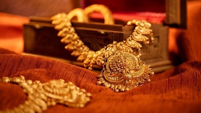 Gold Import Duty Cut: বাজেটের পর  স্বর্ণপ্রেমীরা খুশি, সেকথা গত কয়েকদিনে বোঝা গিয়েছে। তবে প্রশ্ন উঠছে, এই আমদানি শুল্ক কমে যাওয়ায় ভারতের কি এবার সোনার বিষয়ে দুবাইপ্রীতি কমে যাবে? তেমনটাই মনে করছে ওয়াকিবহাল মহল। তাঁদের মতে, কাস্টমস ডিউটি কমে যাওয়ার জন্য, যে সব ভারতীয় মাঝে মাঝেই দুবাই ভ্রমণে যেতেন, সোনা কিনতেন, তাঁদের চাহিদায় কিছুটা ভাটা পড়বে। দুই দেশের স্বর্ণব্যবসায়ীরাও তেমনটাই মনে করছেন। 