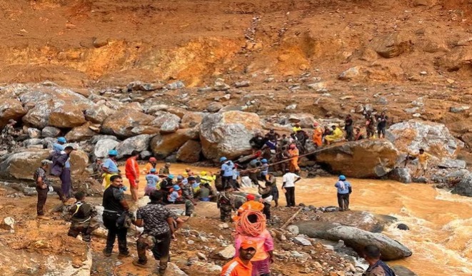 Wayanad Landslides:   চার ঘণ্টার ব্যবধানে পরপর তিনটি ভূমিধস। নাগাড়ে বৃষ্টির কারণে মঙ্গলবারের ভয়াবহ সেই ভূমিধসে কার্যত মৃত্যুপুরীতে পরিণত হয়েছে কেরলের ওয়েডনাড়। 