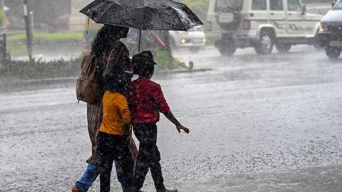 রাজস্থান নয়, আশেপাশের অন্য রাজ্যে ভারী থেকে অতি ভারী বৃষ্টি হবে বলে খবর। স্কুল, কলেজ সব খোলা রয়েছে। কিন্ত যদি বেশি বৃষ্টি হয় তবে প্রয়োজন হলে ছুটি দিয়ে দেওয়া হতে পারে বলে জানা গিয়েছে। সবমিলিয়ে গোটা রাজস্থান জুড়ে এখন বর্ষার দাপট।