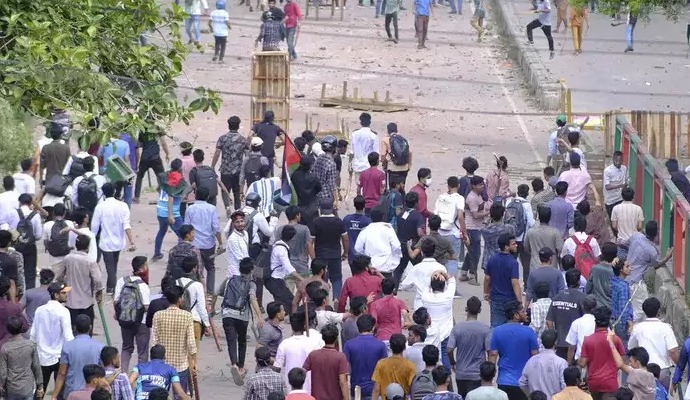 Bangladesh Protest:   বাংলাদেশের সংবাদ মাধ্যম সূত্রের খবর, পরিস্থিতি নিয়ন্ত্রণে শুক্রবার ফের মোবাইল নেটওয়ার্কে বন্ধ করে দেওয়া হয়েছে ফেসবুক-টেলিগ্রামের মত সামাজিক যোগাযোগ মাধ্যমগুলিকে। উল্লেখ  কয়েকদিন  বন্ধ থাকার পর, গত মঙ্গলবার রাতে ব্রডব্যান্ড এবং বৃহস্পতিবার থেকেই ধীরে ধীরে মোবাইল নেটওয়ার্ক সচল হয়েছিল। ফের এক সপ্তাহের মাথায় বন্ধ হল ফেসবুক-টেলিগ্রাম।