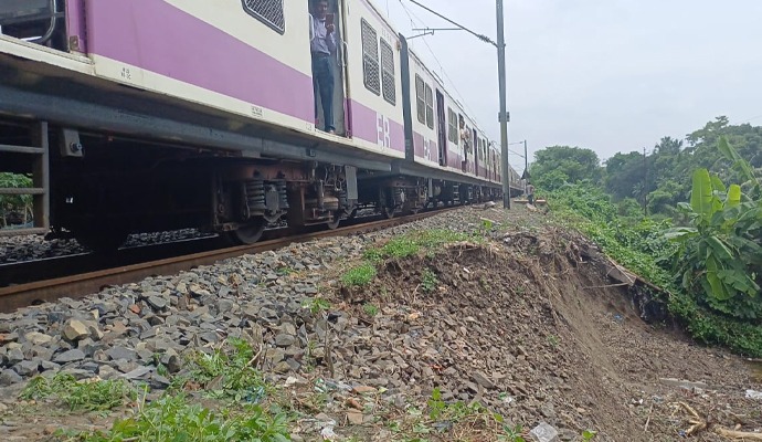 Railway Track:  আতঙ্ক কিছুতেই যাত্রীদের পিছু ছাড়ছে না। কখনও রেল দূর্ঘটনা, কখনও আবার একই লাইনে দুই গাড়ি। গত কয়েক বছরে দেশের বিভিন্ন প্রান্তে একের পর এক বিপর্যয়। প্রত্যেক ক্ষেত্রেই বার বার উঠে এসেছে যাত্রী সুরক্ষার প্রসঙ্গ। এবারে আবার নতুন বিপর্যয়ের বার্তা। রেল লাইনে ধসকে কেন্দ্র করে আতঙ্ক ছড়ালো যাত্রীদের মধ্যে। ধস নামলো রেল লাইন ঘেঁষে। 