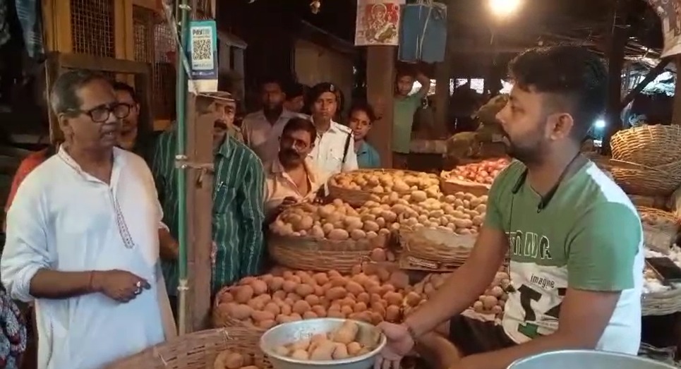 পাইকারি বাজারের দরের সঙ্গে সামঞ্জস্য রেখেই ব্যবসা করতে হবে খুচরো বিক্রেতাদের। অতিরিক্ত দাম নিয়ে সাধারণ মানুষকে অসুবিধায় ফেললে তা বরদাস্ত করা হবে না। 