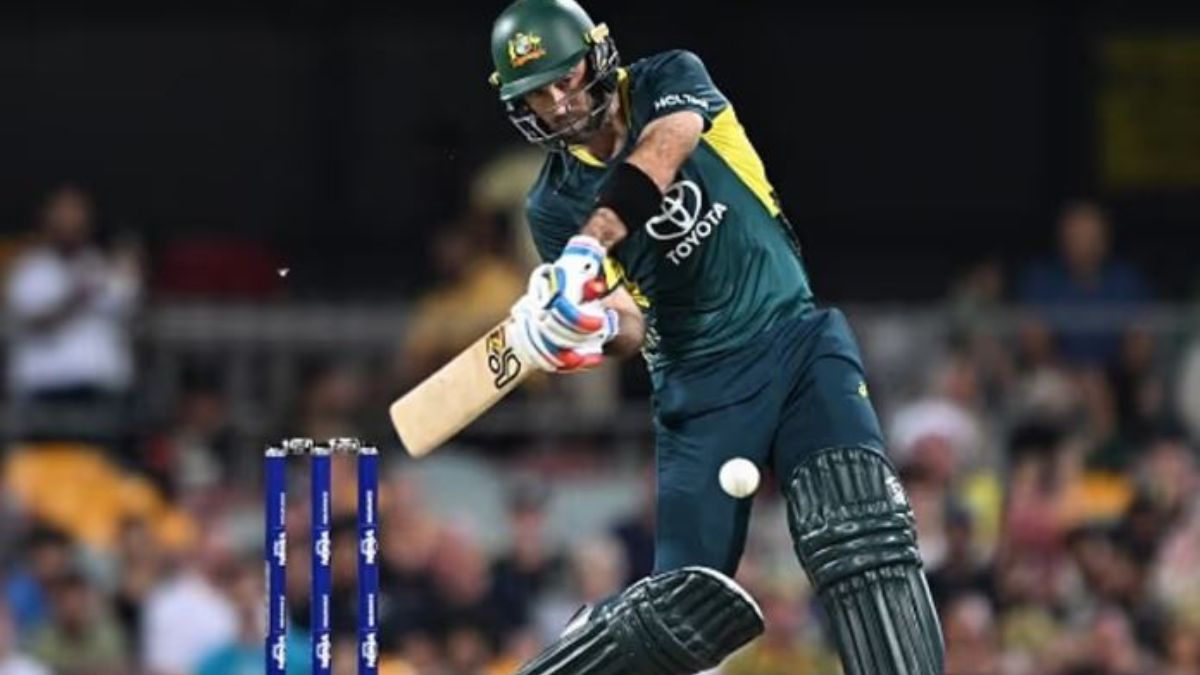  Glenn Maxwell reverse sweeps Shaheen Afridi for a six 