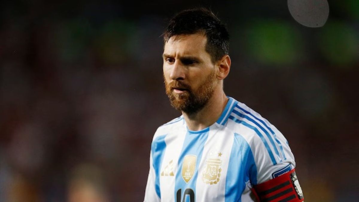 Paraguay fans throw water bottle at Lionel Messi