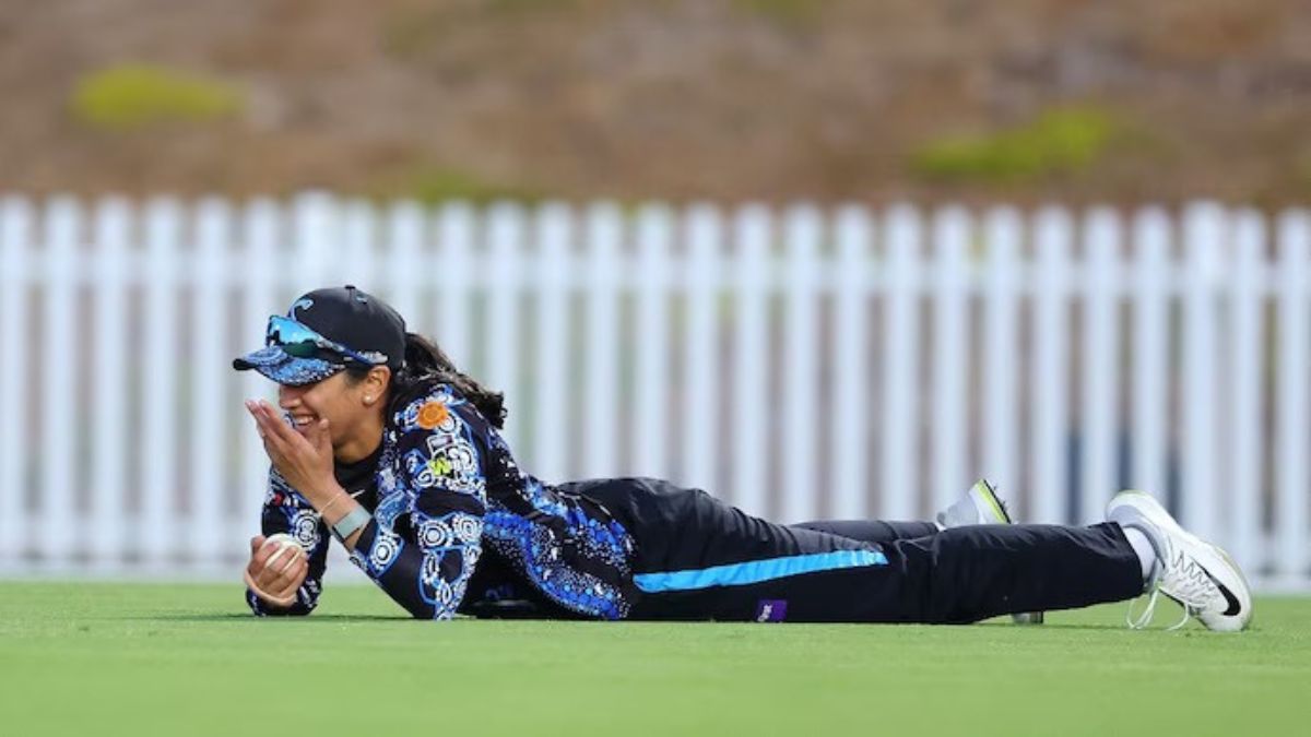  Smriti Mandhana took a catch to dismiss Carly Leeson