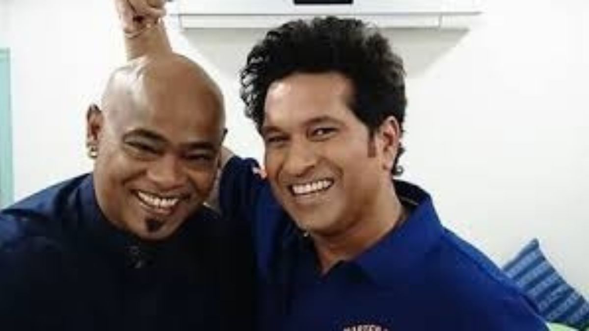 Vinod Kambli sings and Sachin Tendulkar claps in a programme of Ramakant Achrekar 