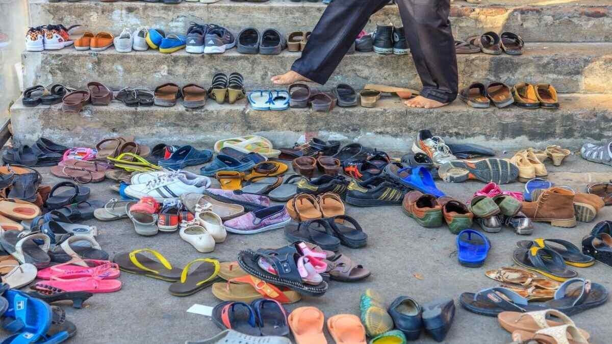 Man shares hilarious technique to prevent your shoes getting stolen in crowded place