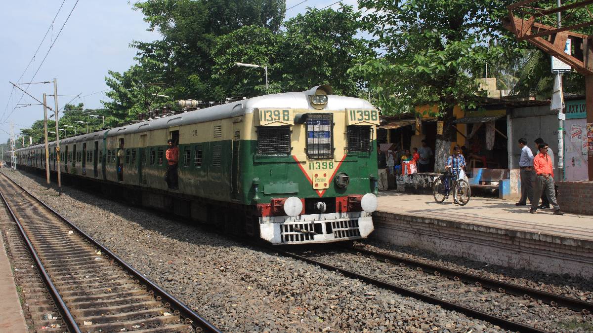 train halted in bongaon section